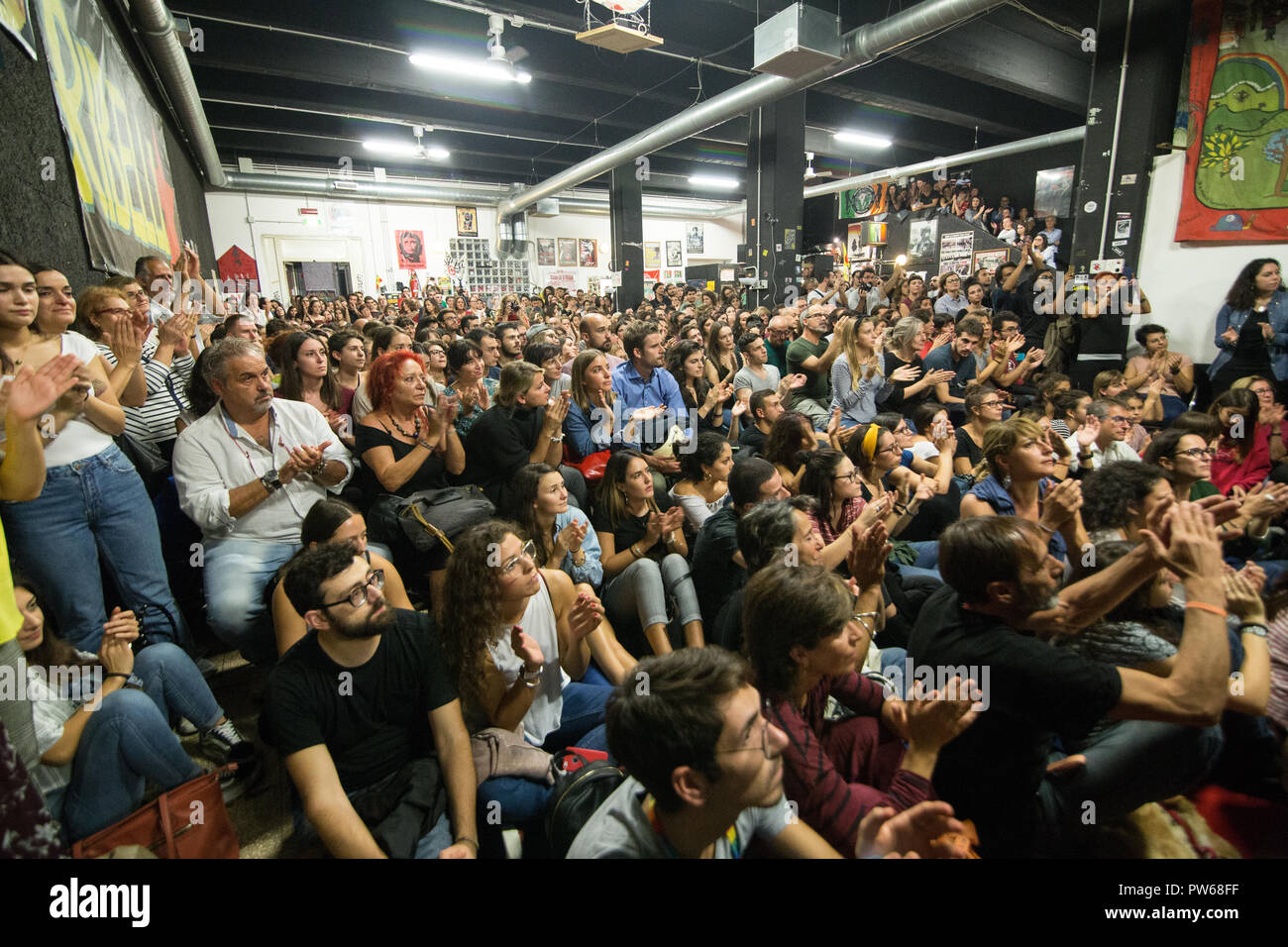 Rome, Italie. 12 octobre, 2018. Rencontre avec Ilaria Cucchi, soeur de Stefano Cucchi, décédé le 22 octobre 2009 lors de la détention préventive, à la CSOA La Strada à Rome, dans le quartier de Garbatella, avant la projection du film 'Sulla mia pelle'. Crédit : Matteo Nardone/Pacific Press/Alamy Live News Banque D'Images