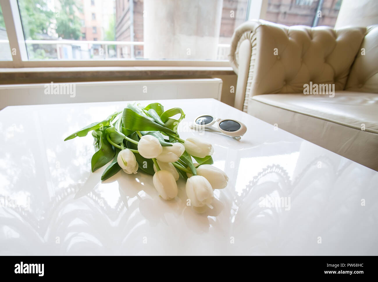 Tulipes blanches sur la table dans l'intérieur Banque D'Images