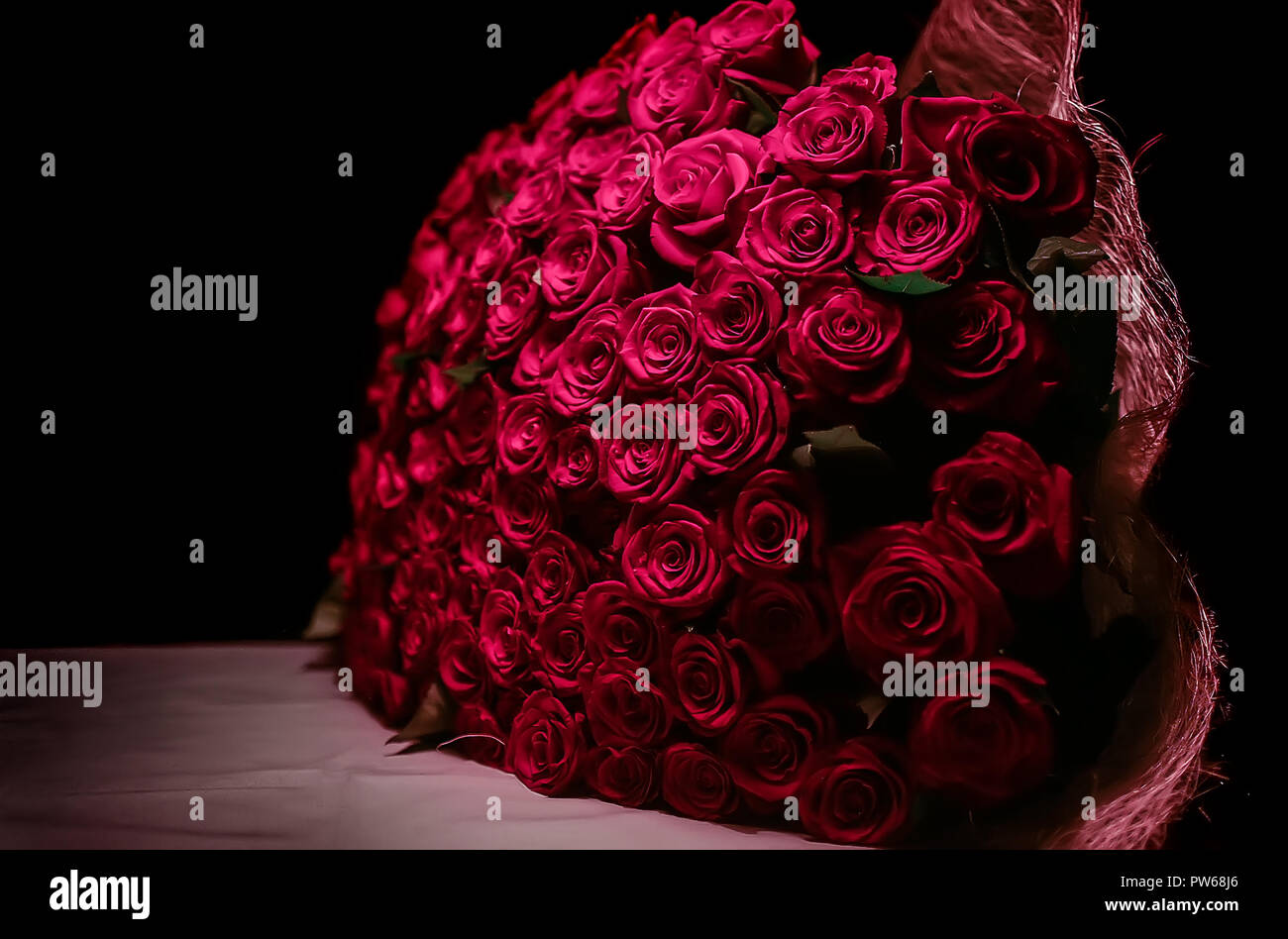Gros bouquet de roses rouges sur fond sombre Photo Stock - Alamy