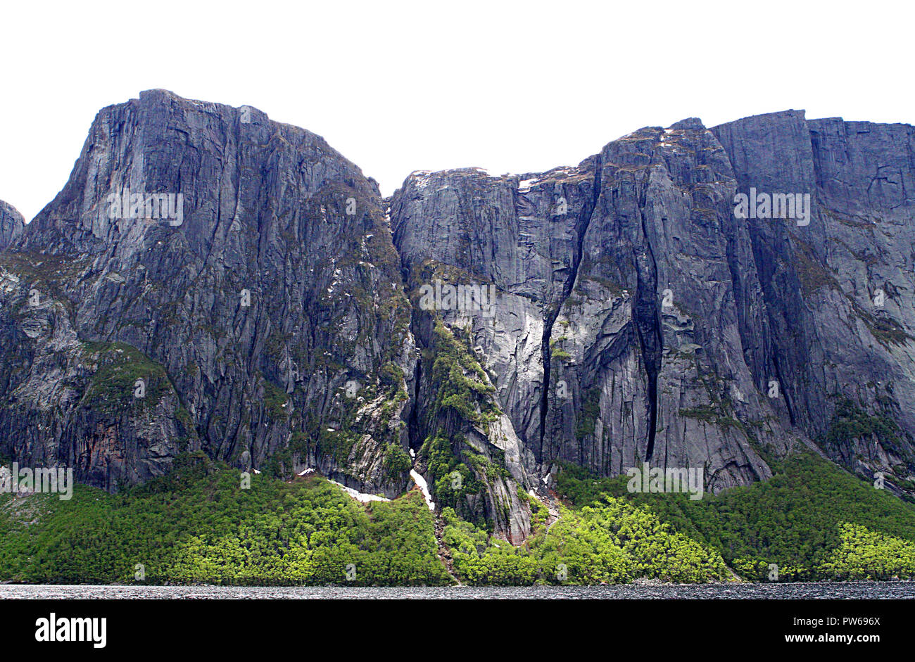 L'étang Western Brook et le parc national du Gros-Morne, à Terre-Neuve, Canada, à l'intérieur des terres, les montagnes de table fjiord Banque D'Images