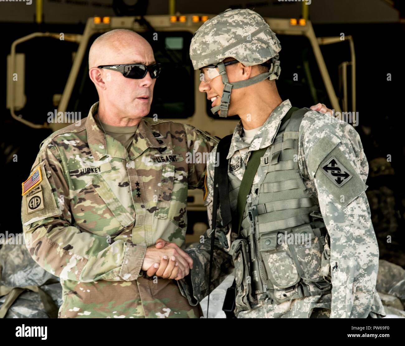 Debout sur une rampe d'un U.S. Air Force C-17 Globemaster III de cargo chargés de soldats et véhicules de l'armée américaine, le Lieutenant-général Charles D. Luckey, chef de l'armée américaine, serre la main avec la CPS. Sergio A. Velazquez, un coordonnateur de la gestion des transports affectés au siège et de l'Administration centrale, l'entreprise de transport 332e bataillon du 641e groupe d'appui régional, au cours d'une mission de formation de redéploiement de l'antenne le 27 septembre 2017, à la base aérienne MacDill, Floride Luckey rejoint Velazquez, un San Antonio, en Floride, les autochtones et les autres soldats de la 332e sur le vol d'observer de première main comment le batta Banque D'Images