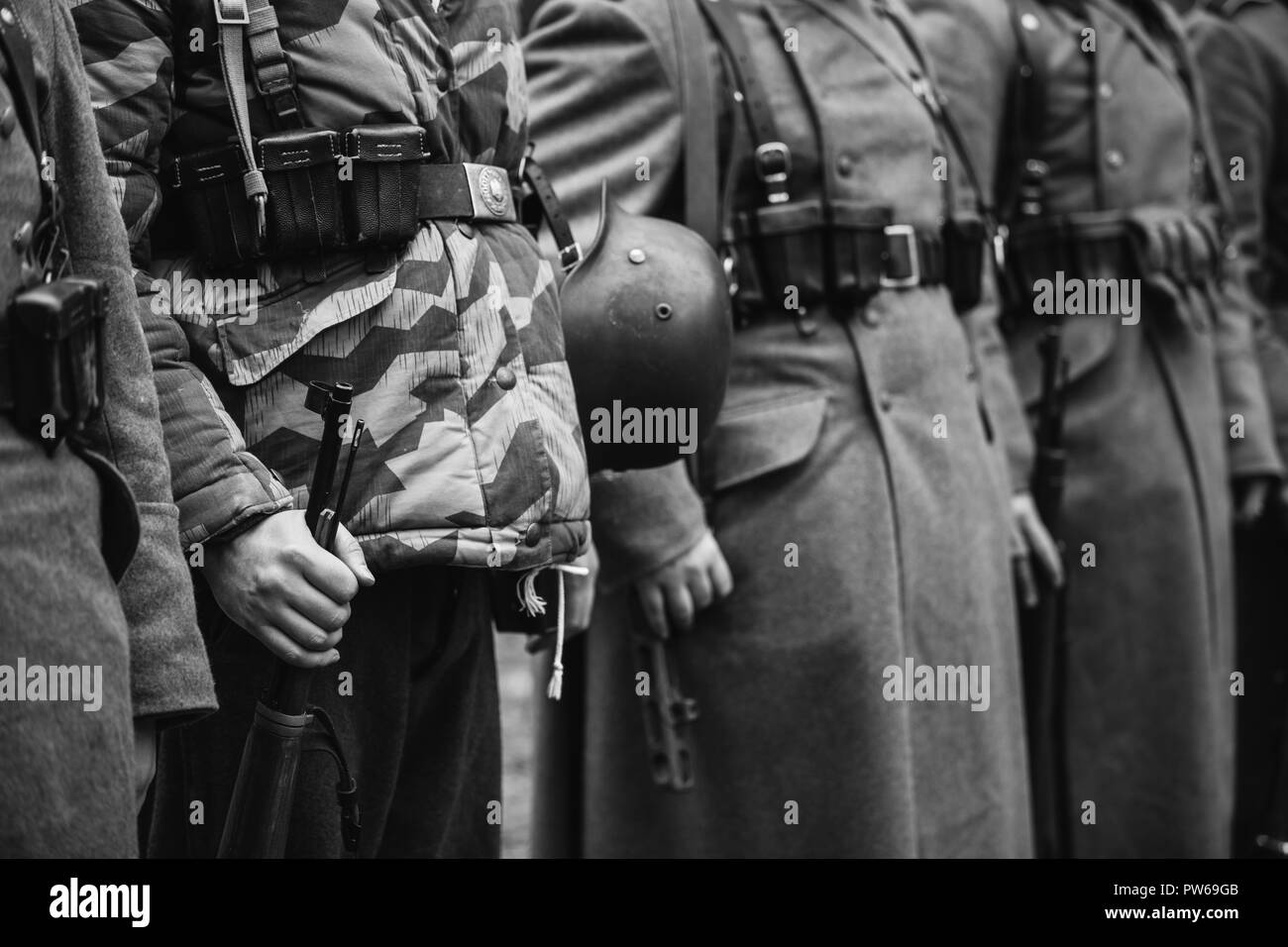 Close Up de munitions militaires allemands d'un soldat allemand. Des reconstitutions historiques non identifiés habillés en soldats allemands de la Seconde Guerre mondiale l'article. Photo dans Banque D'Images