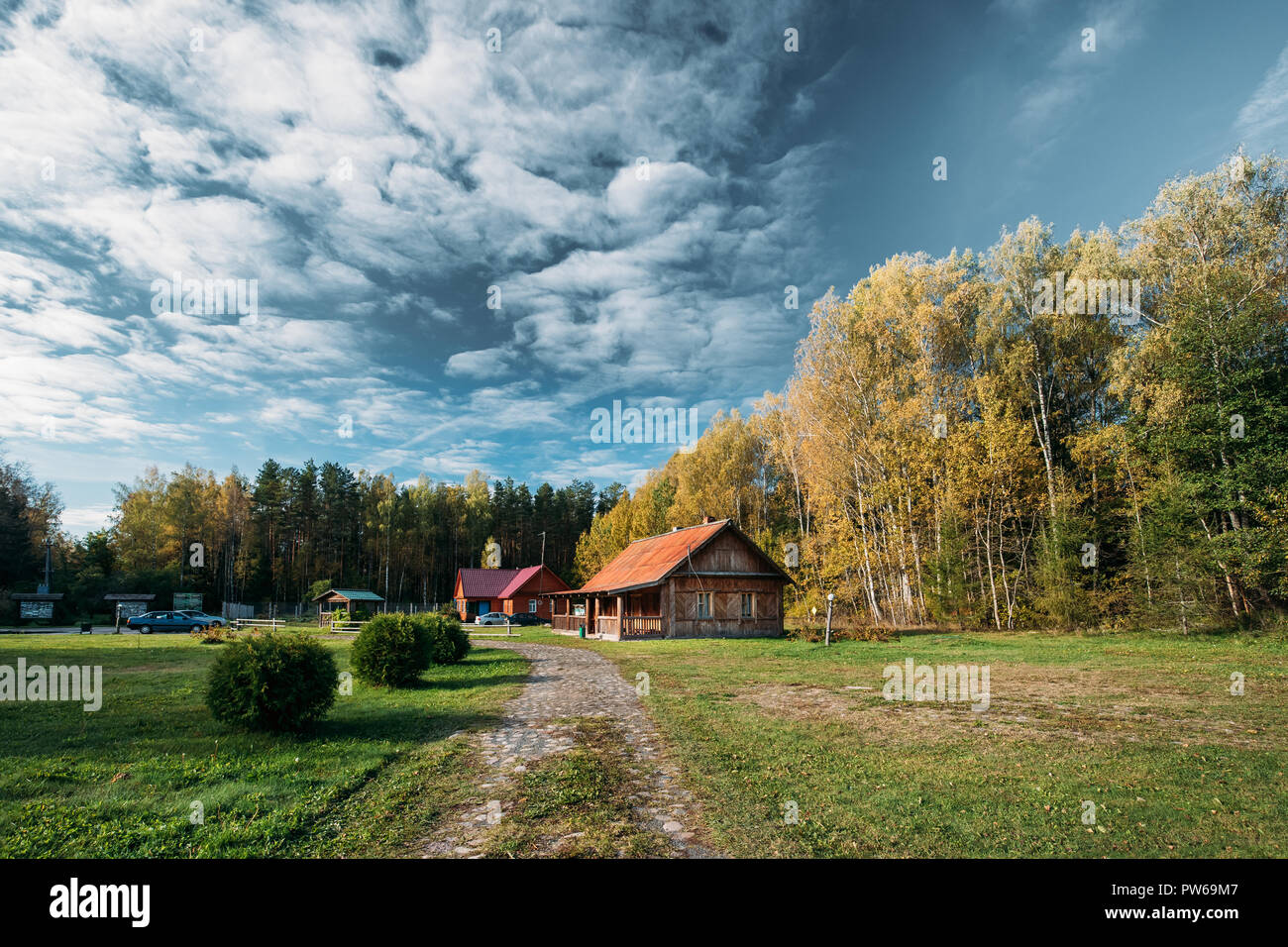 Réserve de biosphère de Berezinsky,, la Biélorussie. Biélorusse traditionnel Tourist Guest Houses en paysage d'automne. Lieu de repos et de l'éco-tourisme actif Banque D'Images