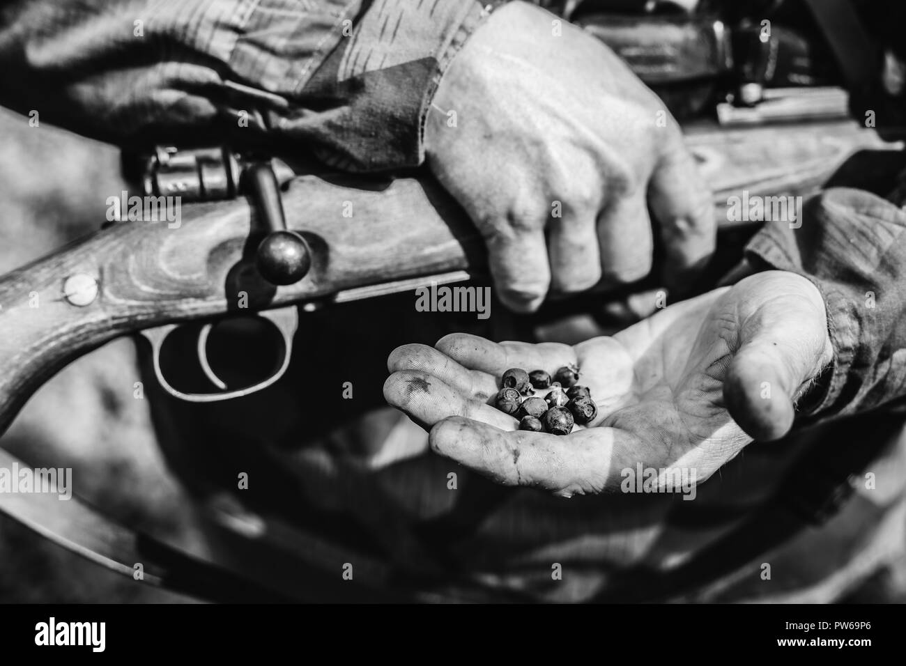 La reconstitution médiévale habillé en soldat allemand Holding tenant un fusil et des mûres sur la main. Photo en noir et blanc. Banque D'Images