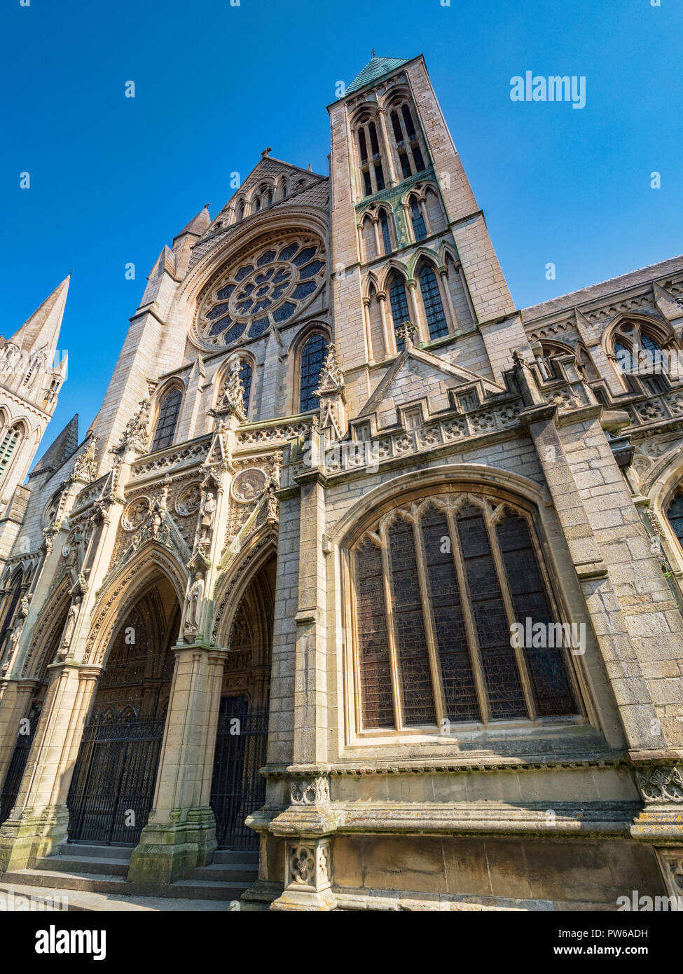 Façade Sud de la cathédrale de Truro, la cathédrale de la Bienheureuse Vierge Marie, Cornwall, UK, a été construit entre 1880 et 1910. Banque D'Images
