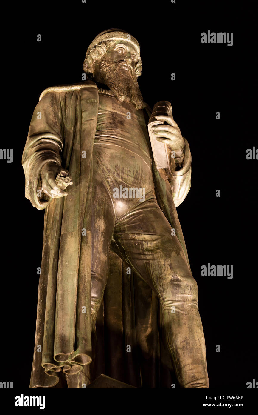 Mainz, Allemagne, le 12 octobre, Gutenbergplatz. 2018 - statue en bronze de l'inventeur de la police de Johannes Gutenberg de nuit,terminé en 1837 et co Banque D'Images