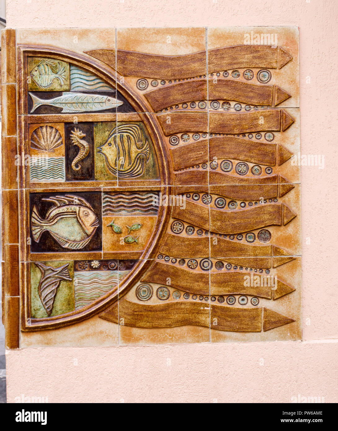 Travail de carreaux de céramique sur un poisson shop wall, Avenue de la libération Argeles, France Banque D'Images