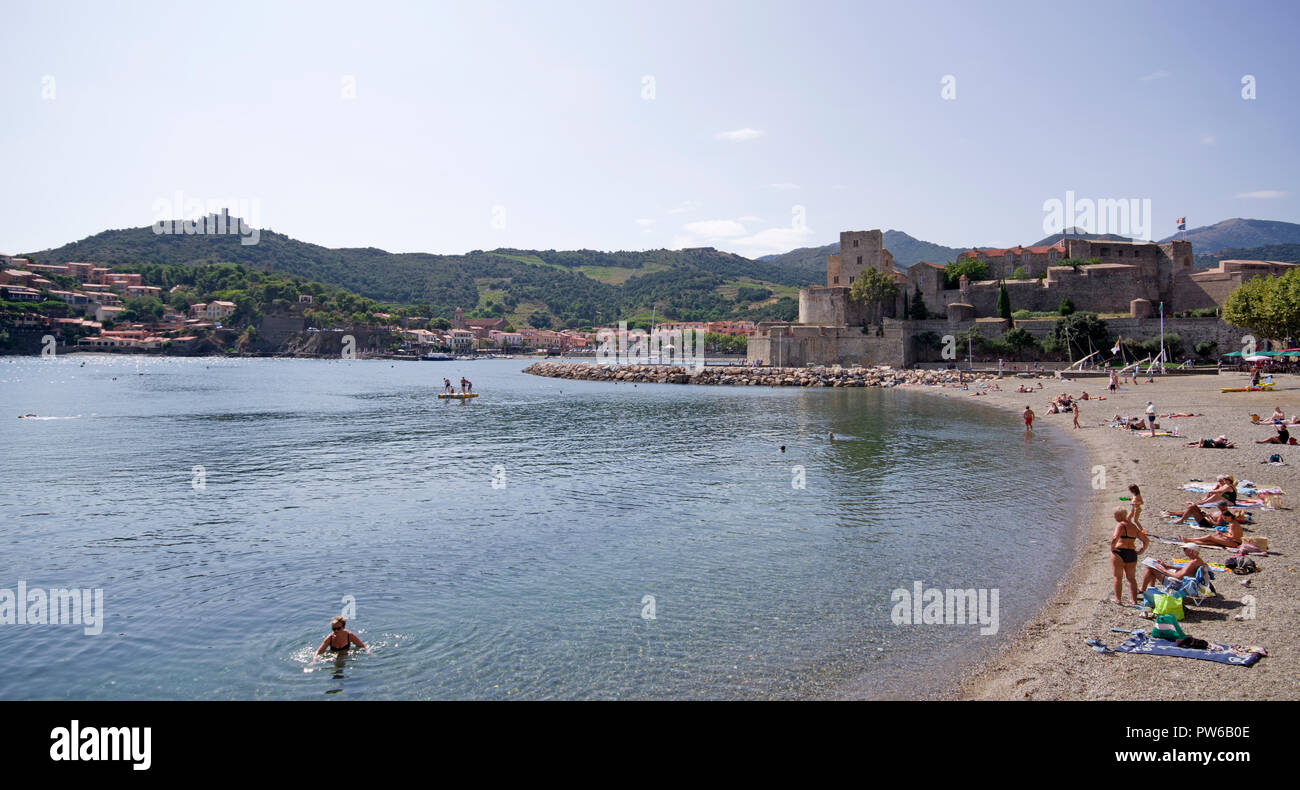 Plage Boramar et le port Collioure Banque D'Images