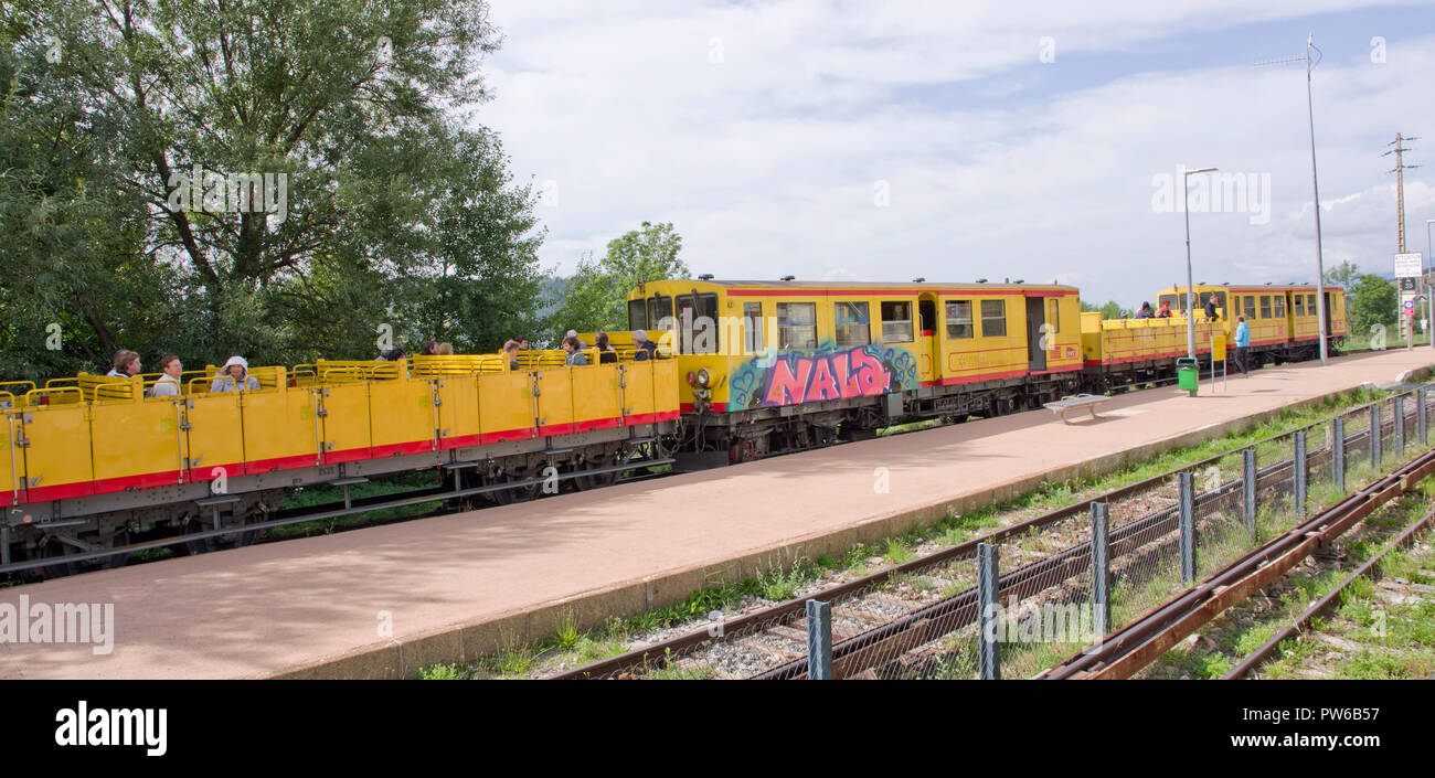 Le Train Jaune Banque D'Images