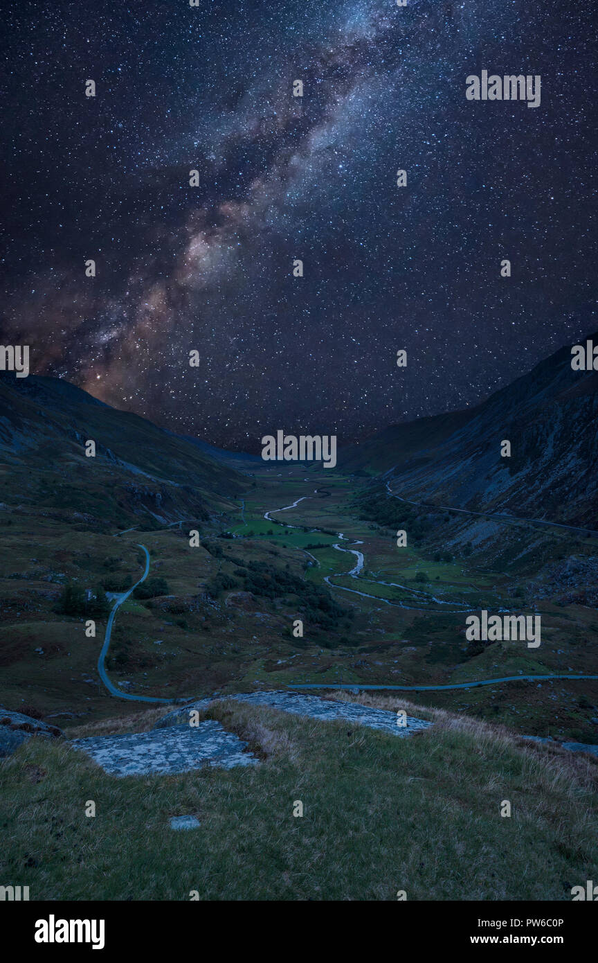 Superbe Voie Lactée dynamique composite image plus belle moody image paysage de Nant Francon Valley dans le Snowdonia Banque D'Images