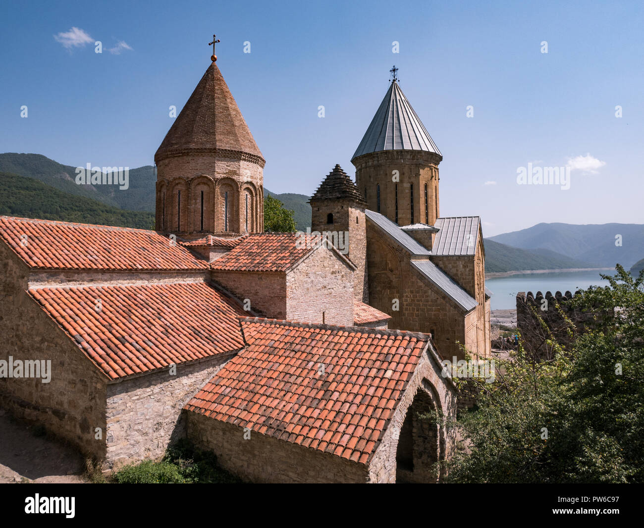 Église de la Mère de Dieu dans le complexe forteresse Ananuri en Géorgie. Banque D'Images