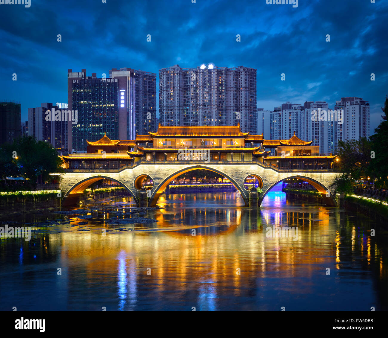Anshun bridge at night, Chengdu, Chine Banque D'Images