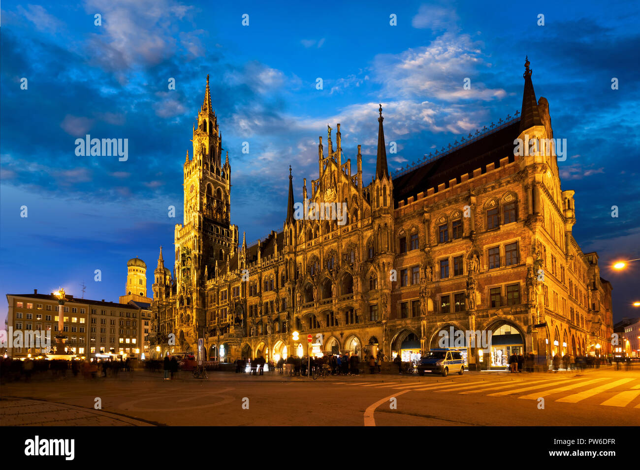 La place Marienplatz dans la nuit avec un nouvel hôtel de ville Neues Rathaus Banque D'Images