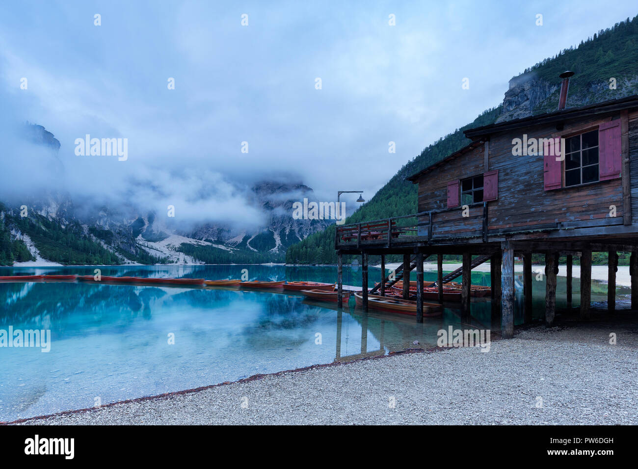 Nuageux matin au lac de Braies / Pragser Wildsee. Braies / Prags, Dolomites, Tyrol du Sud, Italie, Europe. Banque D'Images