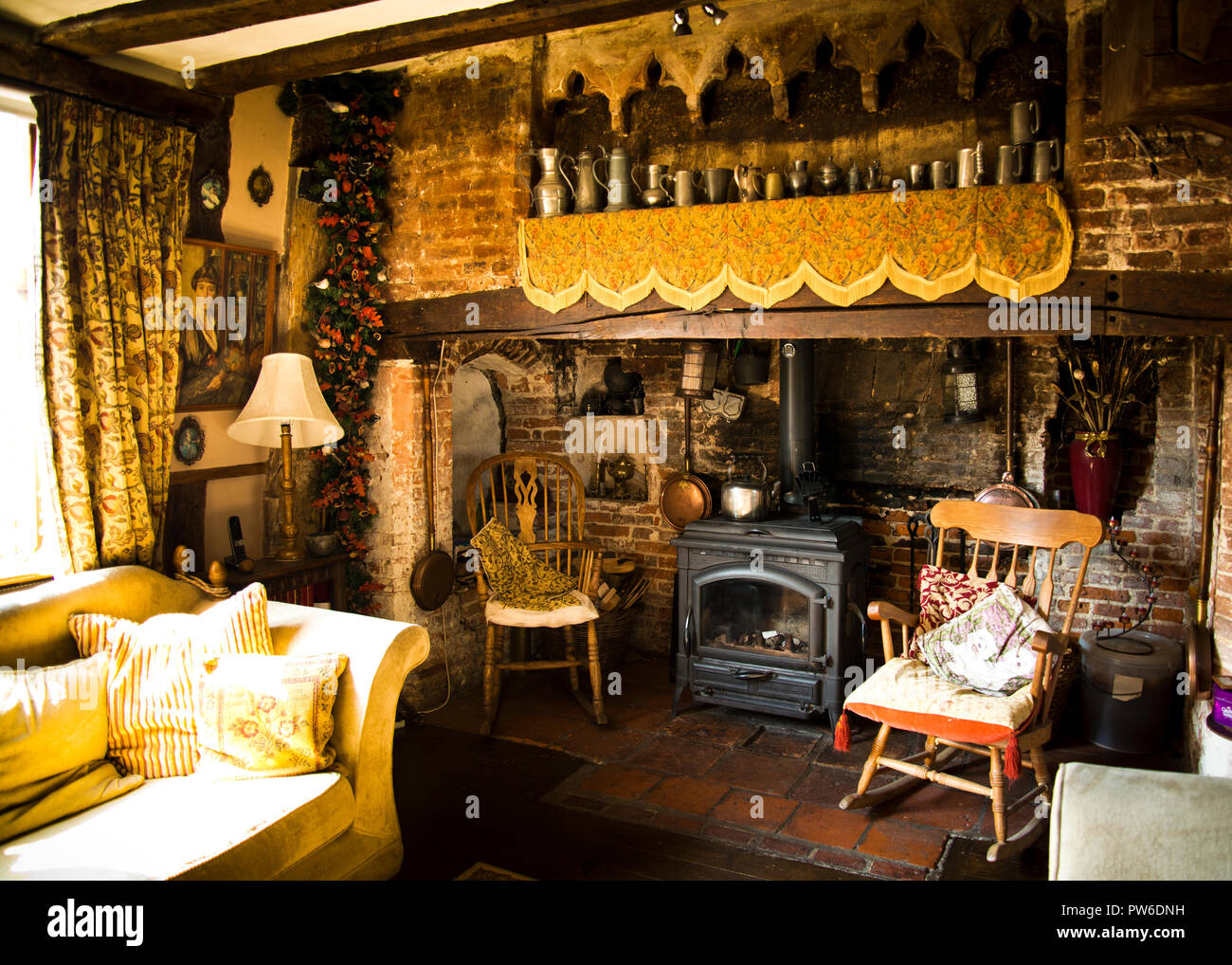 Ancienne cheminée dans le salon d'une maison de village de campagne