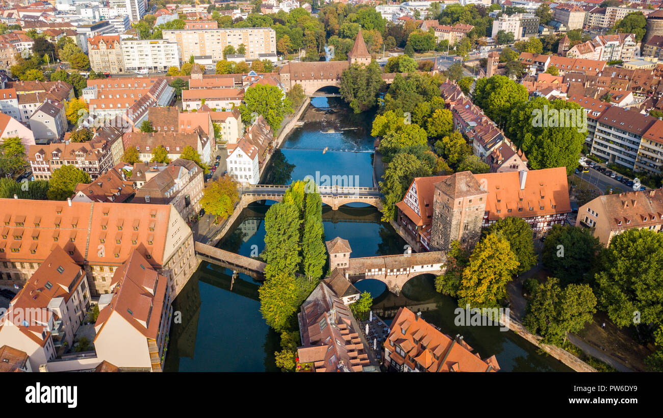 Vue aérienne de ponts sur la rivière Pegnitz dans l'Altstadt ou vieille ville, Nuremberg, Allemagne Banque D'Images