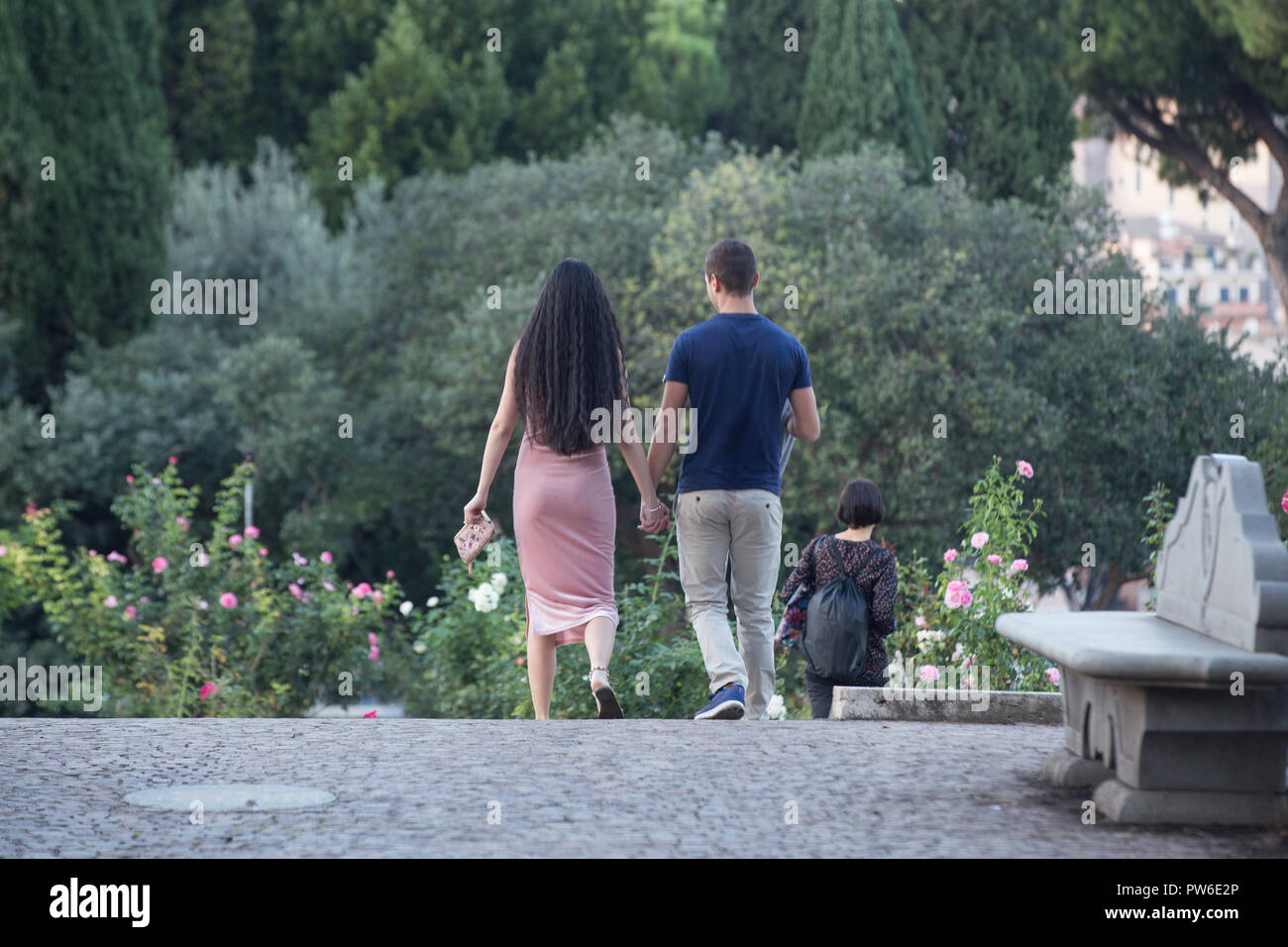 Roma, Italie. 13 Oct, 2018. Les gens qui marchent en Roseraie municipale extraordinaire à Rome l'ouverture de la roseraie municipale à Rome, avec l'automne fleurs de roses Crédit : Matteo Nardone/Pacific Press/Alamy Live News Banque D'Images