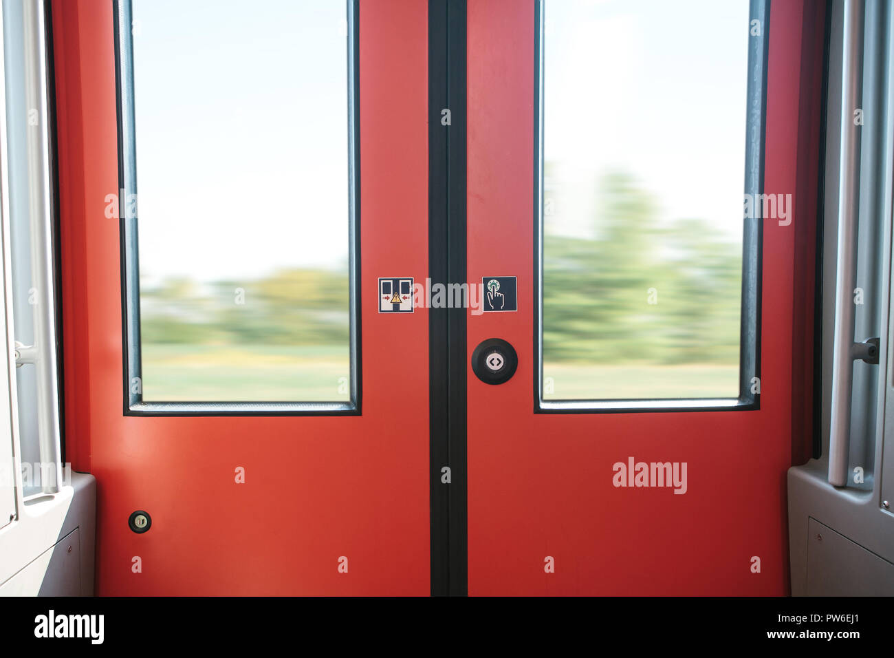 La porte de sortie du train, avec un bouton pour ouvrir automatiquement la porte à la demande lorsque le train s'arrête. Banque D'Images