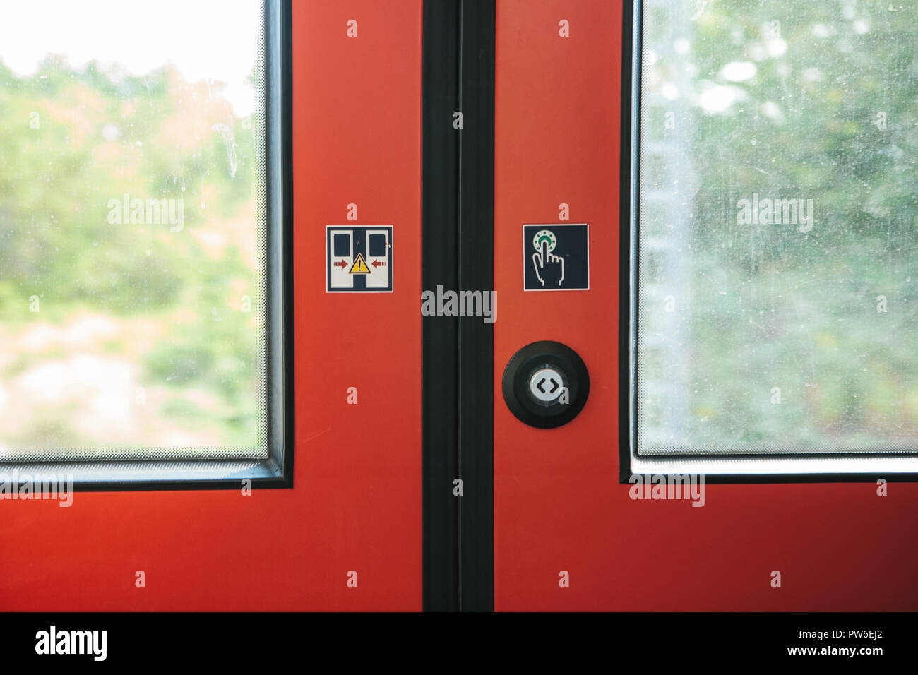 La porte de sortie du train, avec un bouton pour ouvrir automatiquement la porte à la demande lorsque le train s'arrête. Banque D'Images