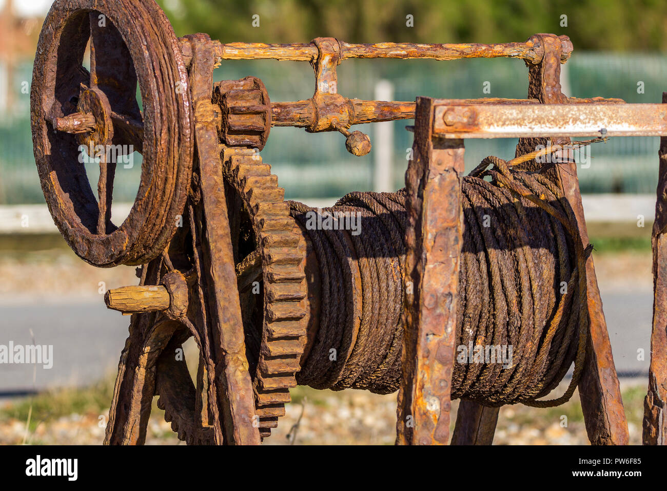 Vieux bateau rouillé treuil treuil pour tirer les bateaux jusqu'à la plage de Seaford Head. Pour ouvrir les éléments et l'eau salée le fer et l'acier a une corrosion importante Banque D'Images