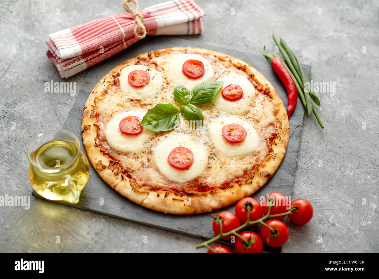 Des pizzas avec des tomates, mozzarella Banque D'Images