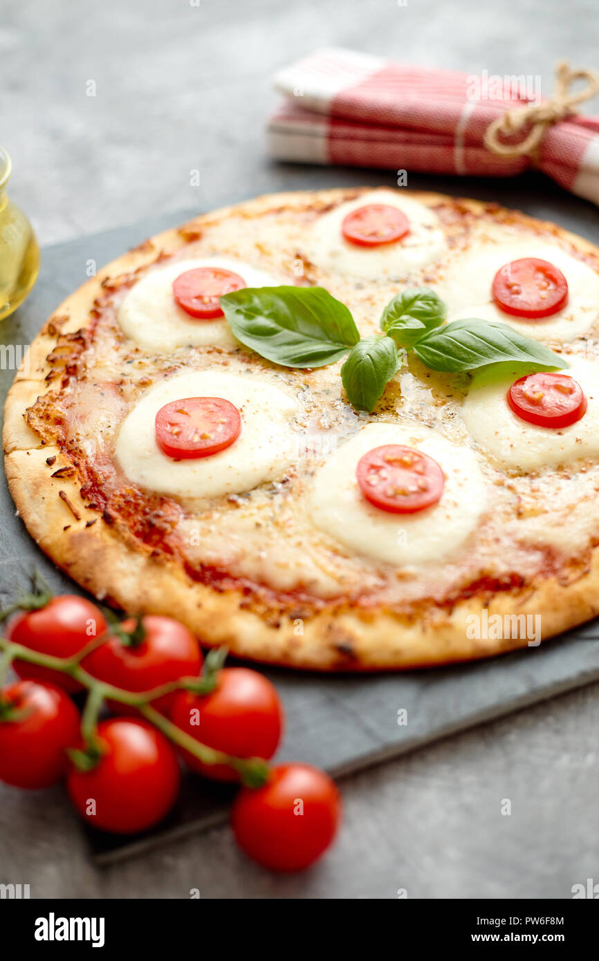 Des pizzas avec des tomates, mozzarella Banque D'Images