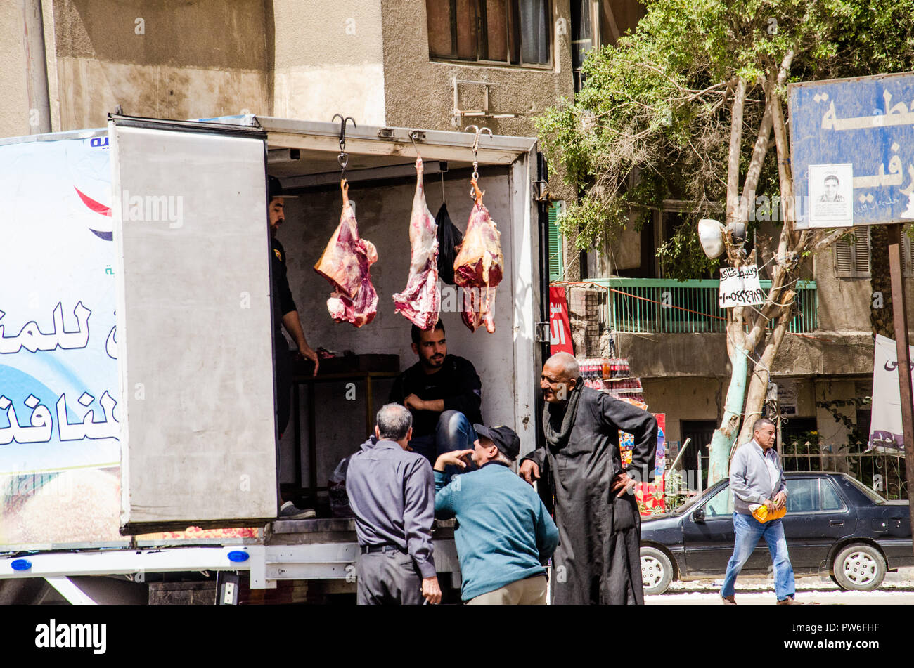 Le Caire, Égypte - Avril 2018.peuple égyptien au stand alimentaire Banque D'Images