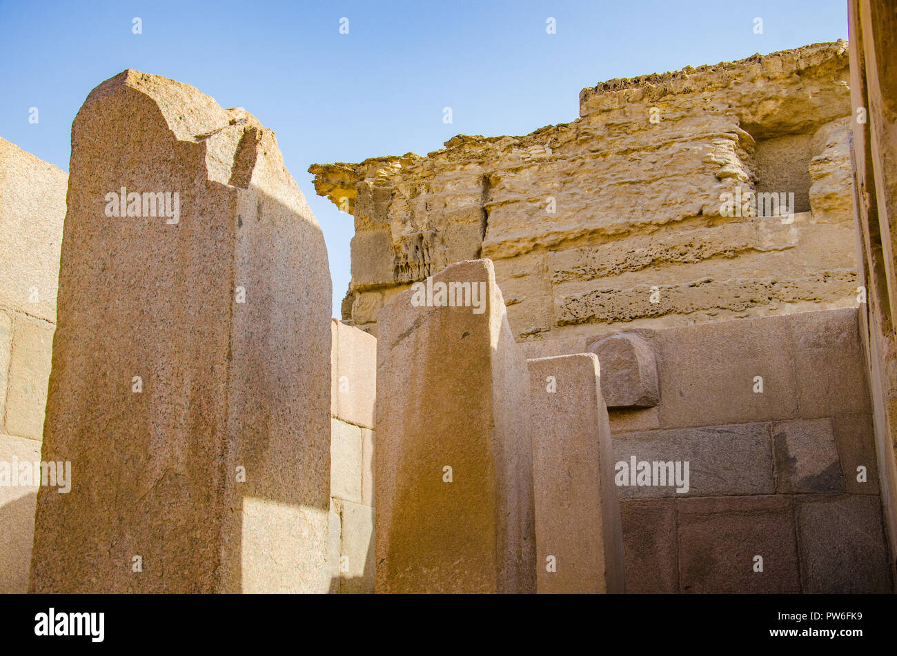 Giza, Le Caire, Egypte - avril 2018. Pyramides de Gizeh sous ciel bleu. Banque D'Images