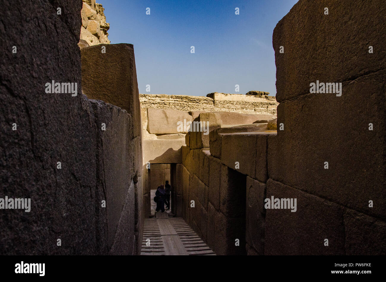 Giza, Le Caire, Egypte - avril 2018. Pyramides de Gizeh sous ciel bleu. Banque D'Images