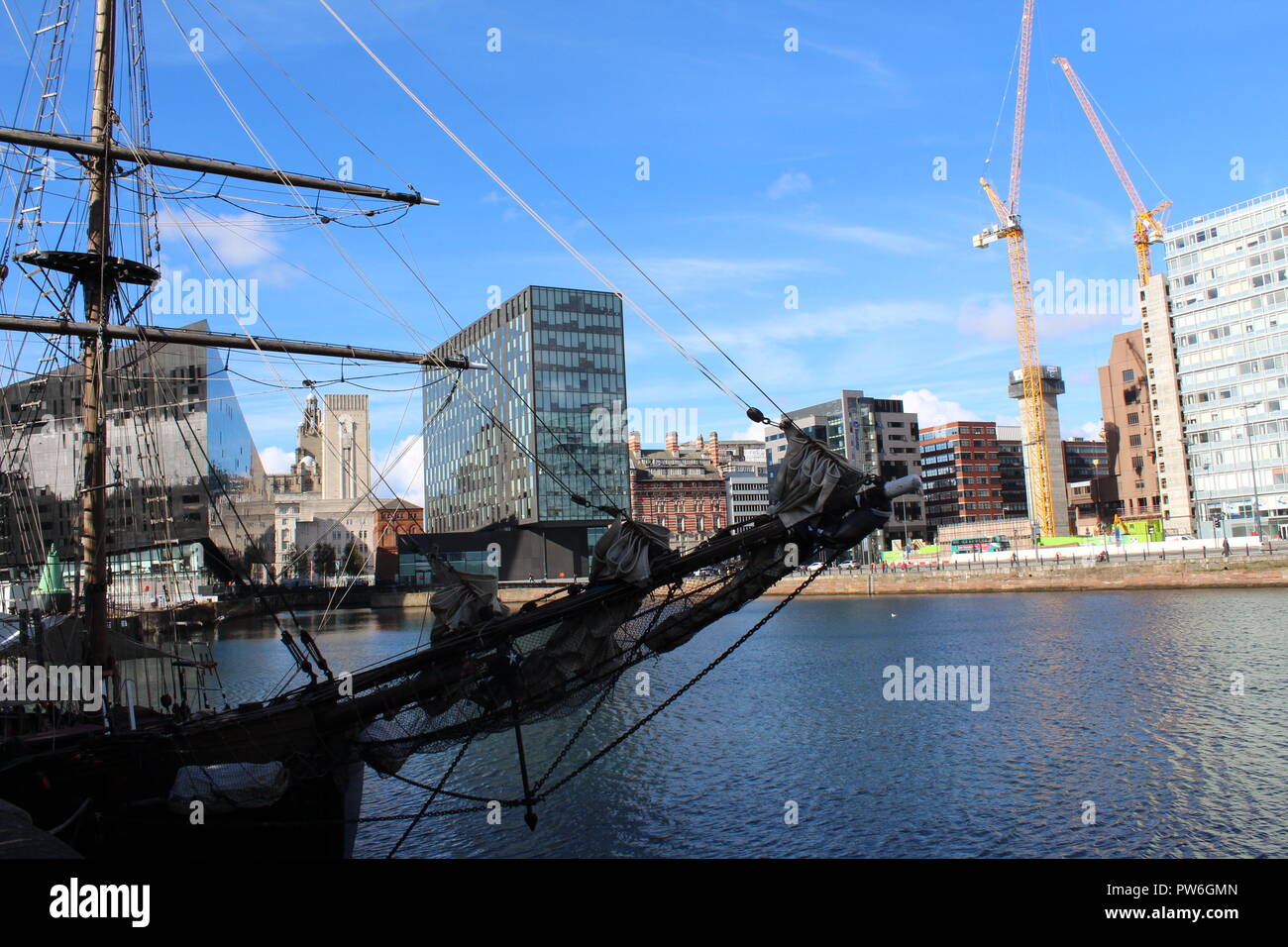 Tall Ship at Liverpool Albert Dock près du Musée de Liverpool Banque D'Images