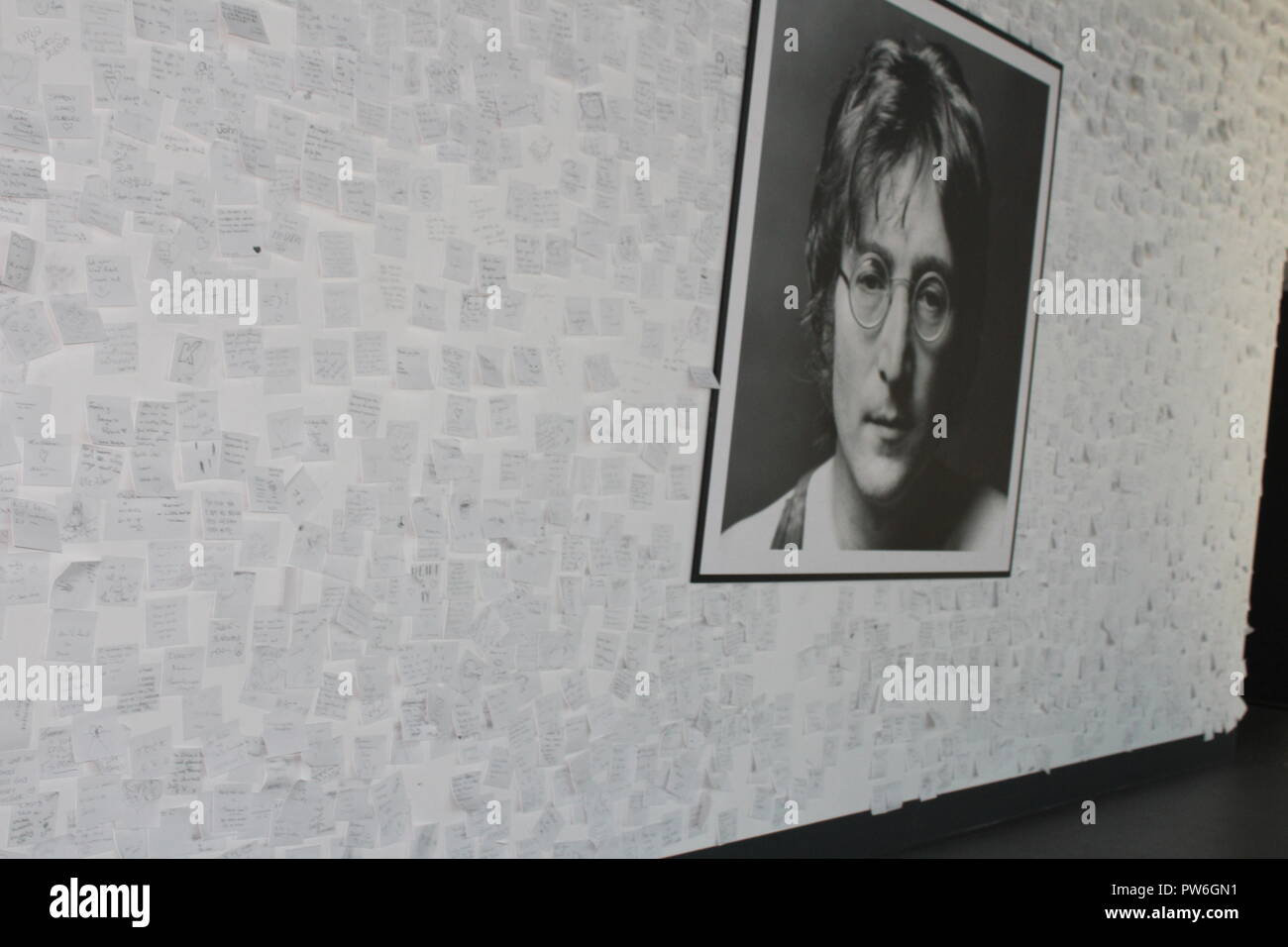 Photo de John Lennon entouré par des messages de fans - l'imaginer la paix exposition au Musée de Liverpool Banque D'Images