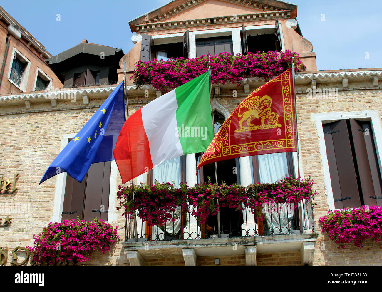 L'Union européenne, l'italien et l'indicateur de Venise tous les voler à l'extérieur d'un hôtel dans la ville italienne de Venise. Banque D'Images
