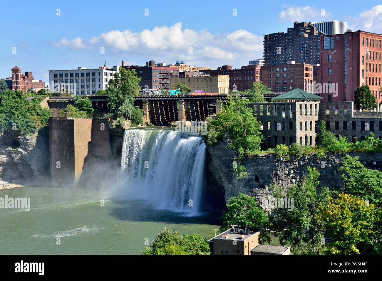 Le centre de Rochester, New York Genesee River High Falls avec de grands bâtiments de ville derrière vous, USA Banque D'Images