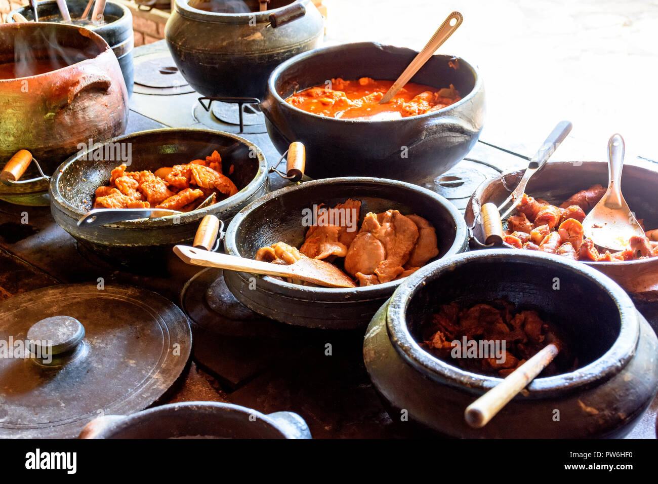 Traditionnel brésilien en préparation des aliments dans des contenants d'argile et dans l'ancien et populaire poêle à bois Banque D'Images Traditionnel brésilien en préparation des aliments dans des contenants d'argile et dans l'ancien et populaire poêle à bois Banque D'Images
