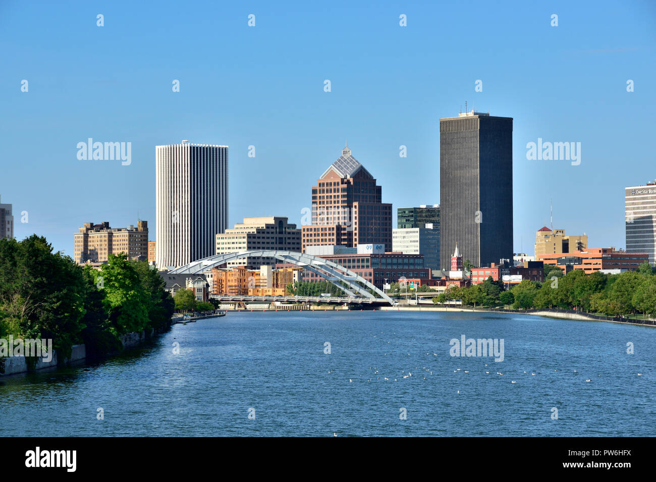 Voir la rivière Genesee jusqu'au centre-ville de Rochester, New York, avec ses grands bâtiments, USA Banque D'Images