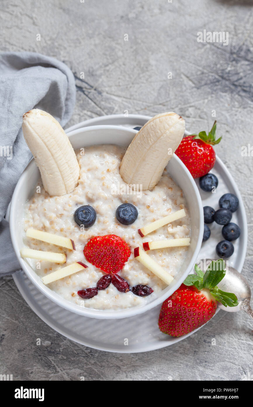 Lapin de Pâques petit déjeuner porridge Banque D'Images
