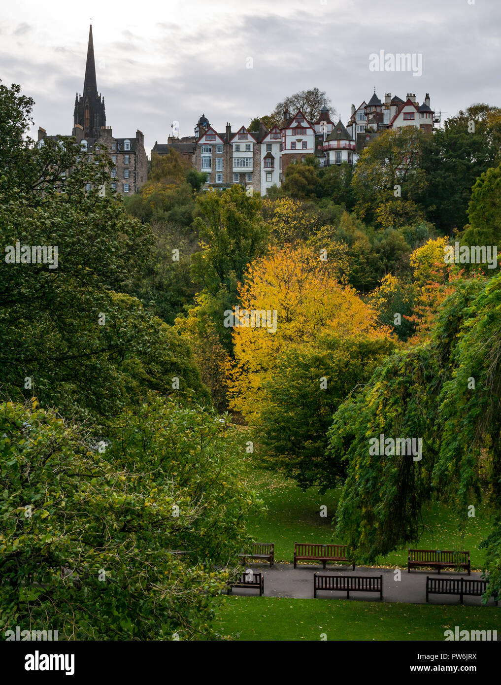 Arbre d'Automne Couleurs avec vue sur jardins de Ramsey sur le Royal Mile de Princes Street Gardens, Édimbourg, Écosse, Royaume-Uni Banque D'Images