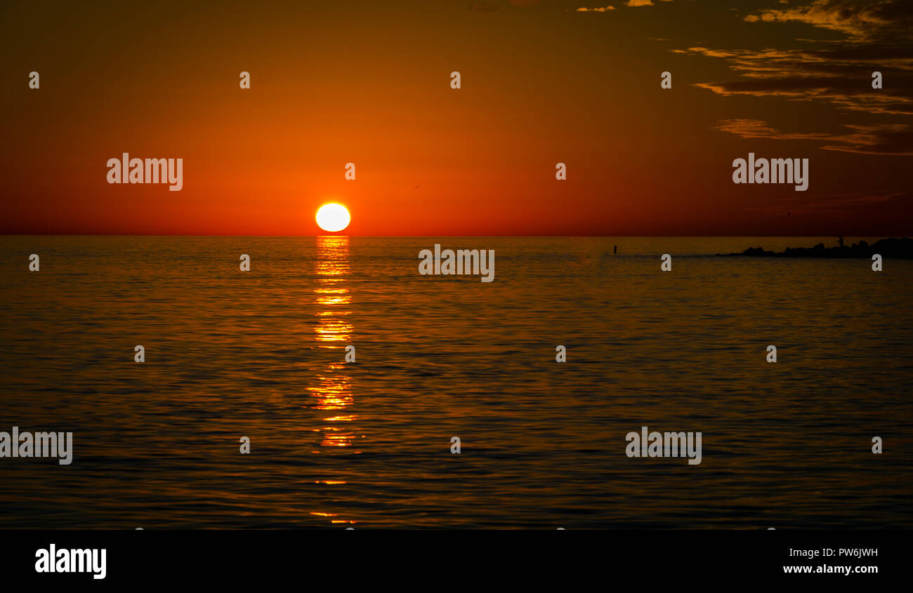 Lueur rouge du soleil, il se couche sur la côte du golfe du Mexique, en Floride Banque D'Images