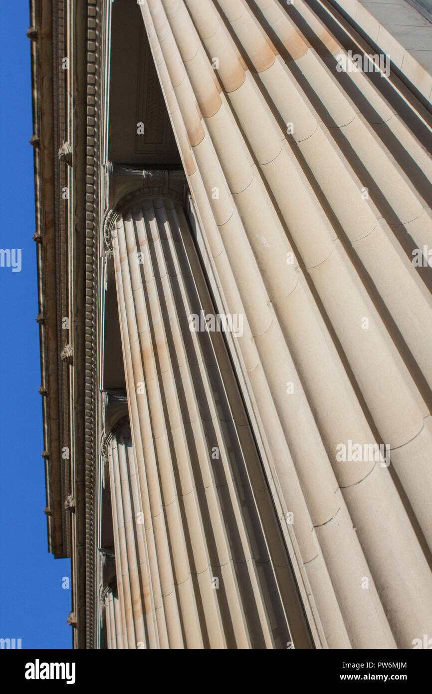 À la recherche jusqu'à l'architecture géorgienne dans le centre-ville de Glasgow lors d'une froide matinée de printemps en Ecosse. Banque D'Images