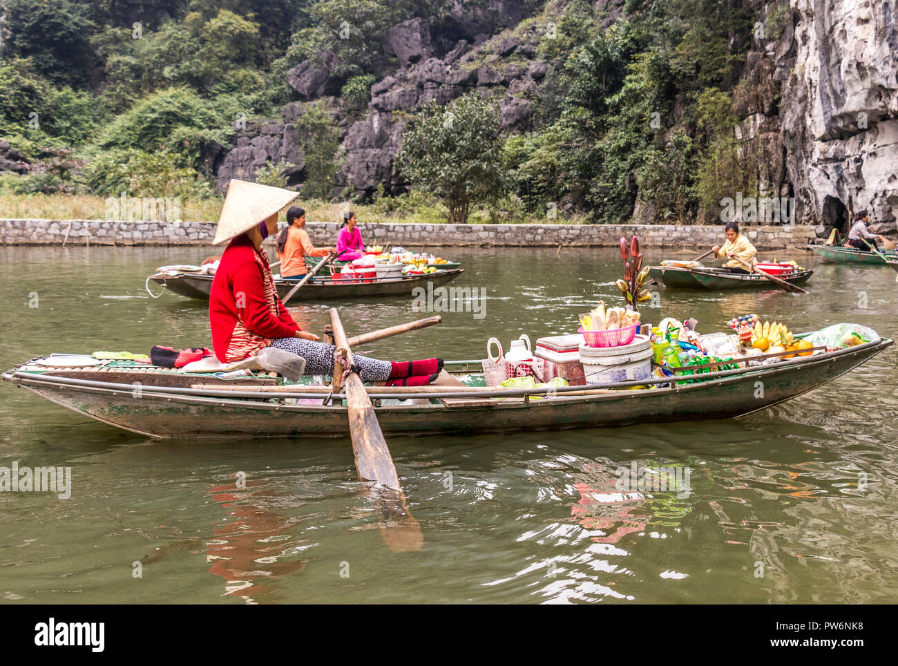 Vendeur flottant en attente d'faire un tour sur la rivière Boi Nord Vietnam Banque D'Images