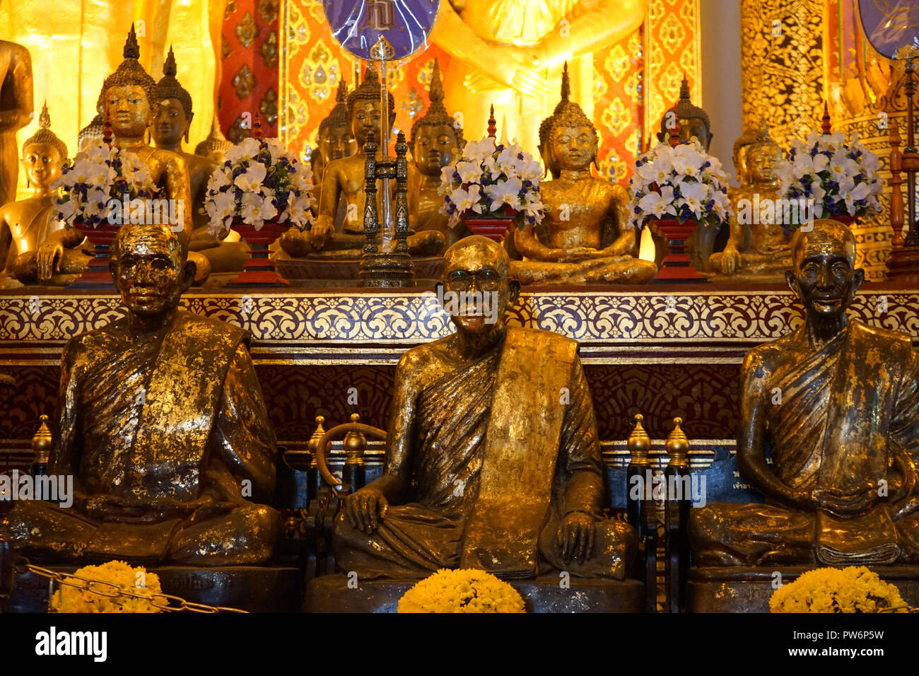Buddha und Mönchs Statuen, Viharn, Wat Chedi Luang, Chiang Mai, Thaïlande, Asie Banque D'Images