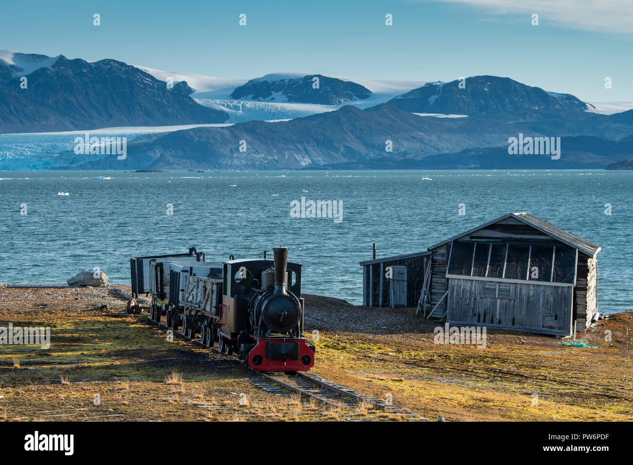Le train de la mine historique en face de l'Kongsfjorden, Ny-Alesund, Spitsbergen, Svalbard, îles Svalbard et Jan Mayen (Norvège) Banque D'Images
