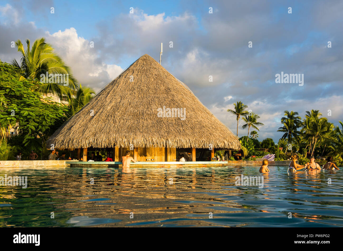 Le bar de la piscine dans un hôtel de luxe, Papeete, Tahiti Banque D'Images