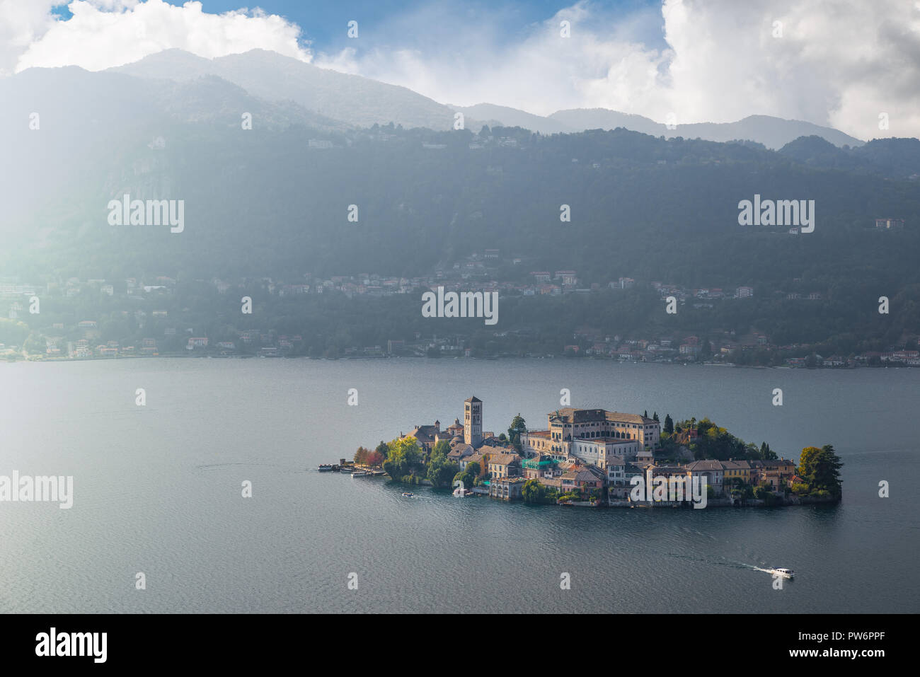 Le lac d'Orta San Giulio, l'île avec vue aérienne. L'île fait partie de la municipalité de Orta San Giulio, province de Novare, au Piémont, Italie Banque D'Images