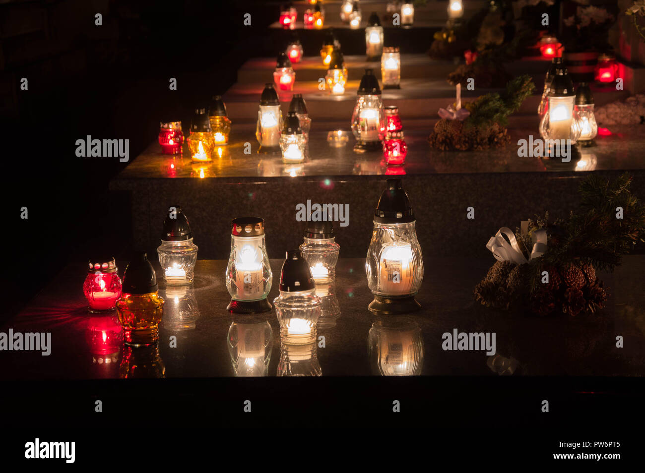 Toutes les âmes Jour - décorations de bougies sur les tombes dans le cimetière Banque D'Images