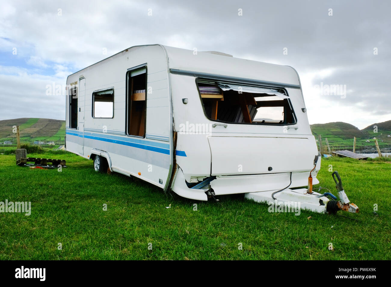 Caravane fait naufrage sur la côte irlandaise - John Gollop Banque D'Images