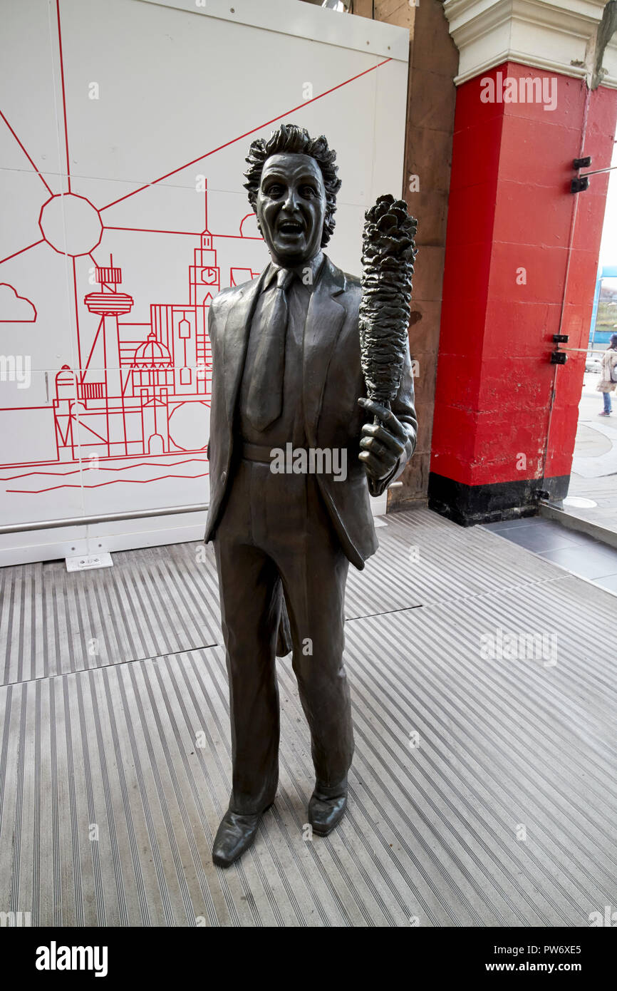 Ken Dodd statue à la gare de Lime Street Liverpool Merseyside England UK Banque D'Images