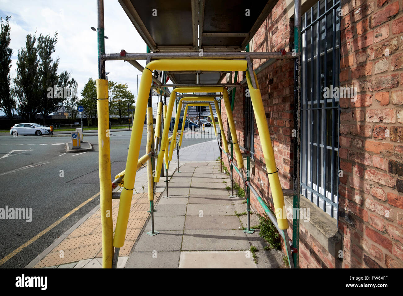 Rembourrage de sécurité échafaudage autour de Liverpool Merseyside England UK passerelle Banque D'Images