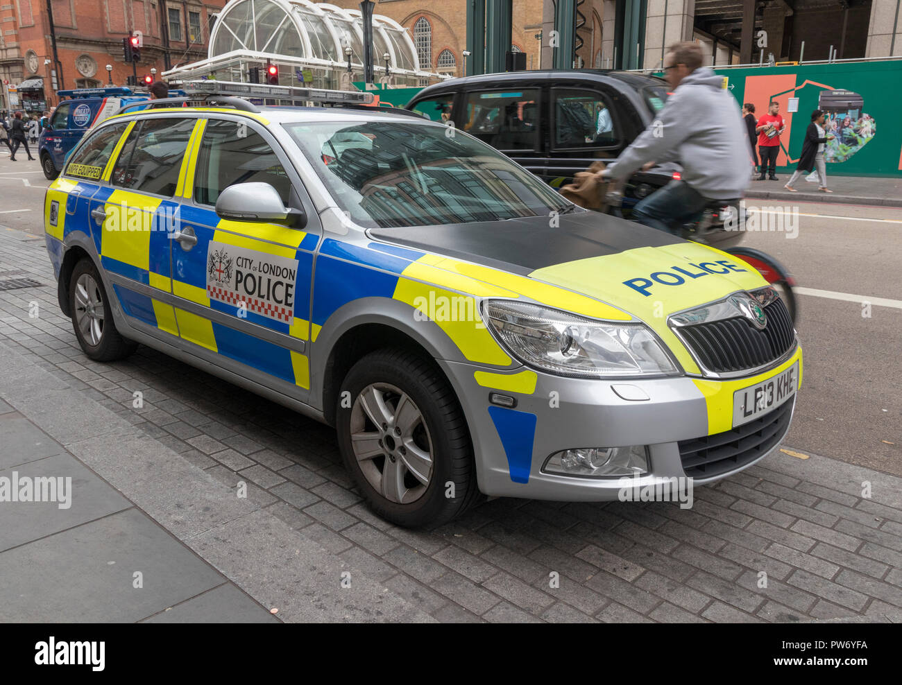 Voiture de police, à l'extérieur de la gare de Liverpool Street, London, England, UK Banque D'Images