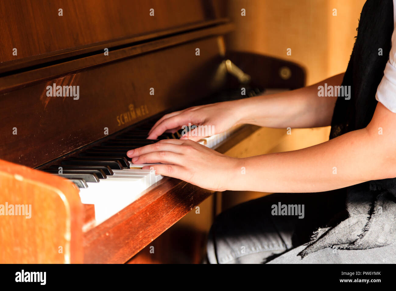 Les bras d'une femme pendant qu'elle joue du piano Photo Stock - Alamy